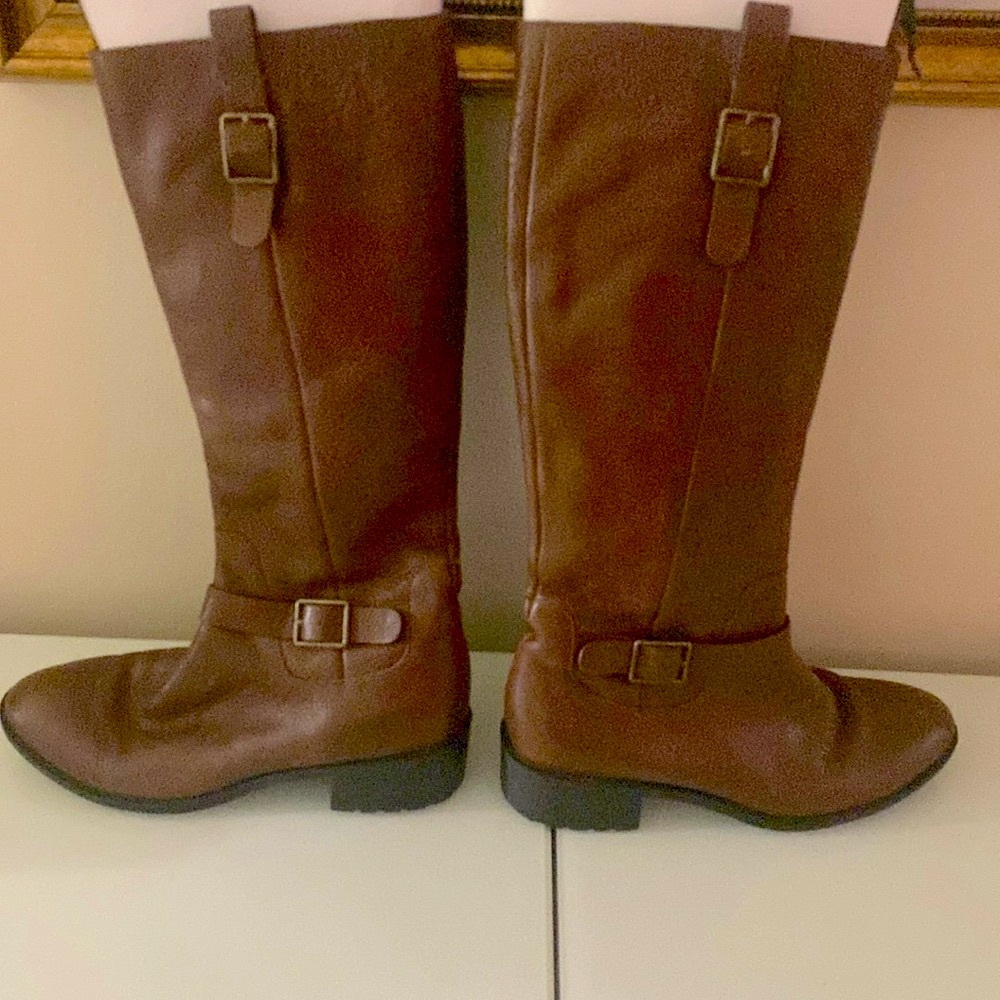 Gently worn, genuine Cole Naan leather riding 👢